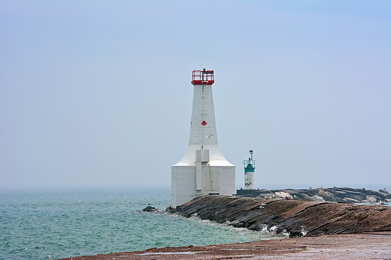 Cobourg East Pierhead Lighthouse
Behind seen CCG-494; height 4, elev 9, FlG4s, range 3 nm
Author of the photo: [url=https://www.flickr.com/photos/8752845@N04/]Mark[/url]
Keywords: Cobourg;Lake Ontario;Canada