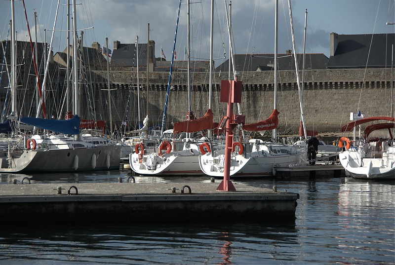 CONCARNEAU - Marina - Wavescreen Pontoon - Head light
Keywords: Bay of Biscay;France;Brittany;Concarneau