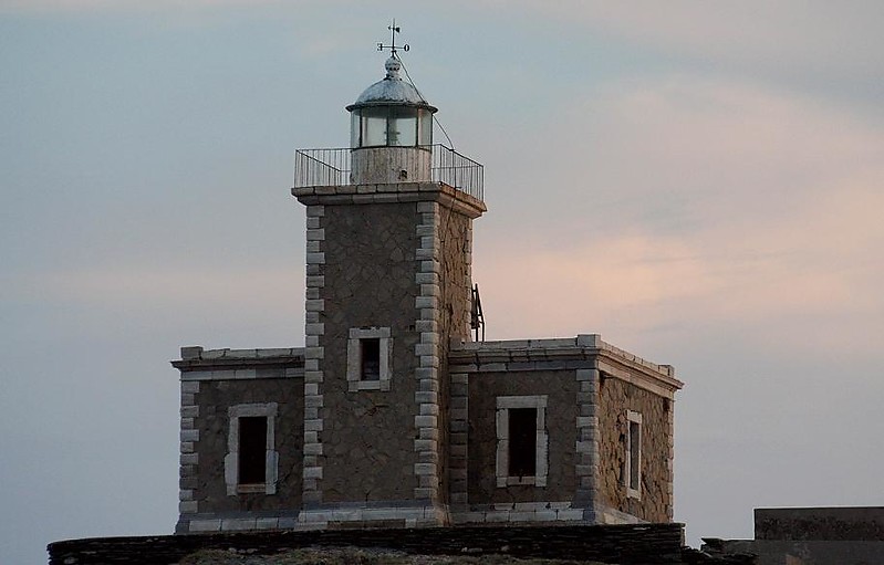 Disvato lighthouse
AKA VRAKHONISIS DHISVATO
Source of the photo: [url=http://www.faroi.com/]Lighthouses of Greece[/url]

Keywords: Tinos;Greece;Aegean sea