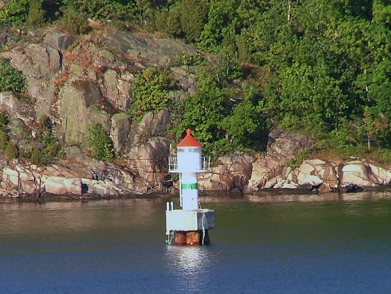 Oslofjord / Digerud Søndre lighthouse
Author of the photo: [url=https://www.flickr.com/photos/larrymyhre/]Larry Myhre[/url]

Keywords: Oslofjord;Norway;Drobak;Offshore