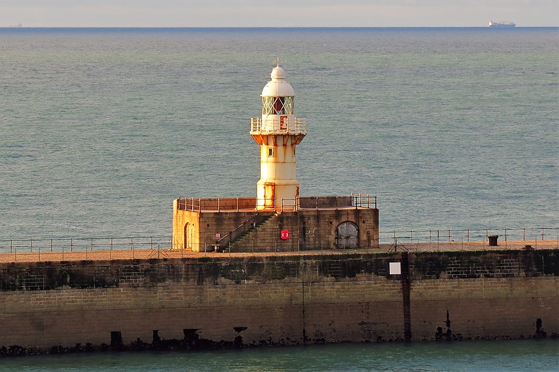 Dover / Breakwater Knuckle Lighthouse
Author of the photo: [url=https://www.flickr.com/photos/larrymyhre/]Larry Myhre[/url]
Keywords: Dover;England;United Kingdom;English channel