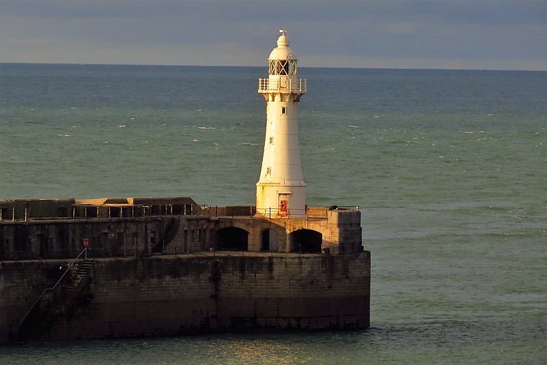 Dover / Western Breakwater lighthouse
Author of the photo: [url=https://www.flickr.com/photos/larrymyhre/]Larry Myhre[/url]
Keywords: Dover;England;United Kingdom;English channel
