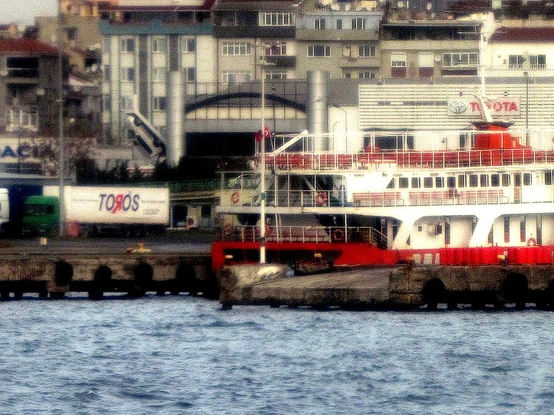 Istanbul / Zeyport jetty no 5 head light 
Keywords: Istanbul;Turkey;Bosphorus