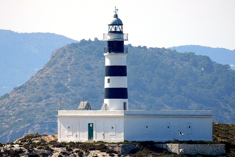 Ibiza / Islote de's Penjats lighthouse
AKA Islote Ahorcados, Los Freus, Freu Grande
Photo by [url=http://forum.shipspotting.com/index.php?action=profile;u=9594]Alexander Portas[/url]
Keywords: Ibiza;Spain;Mediterranean sea;Balearic islands