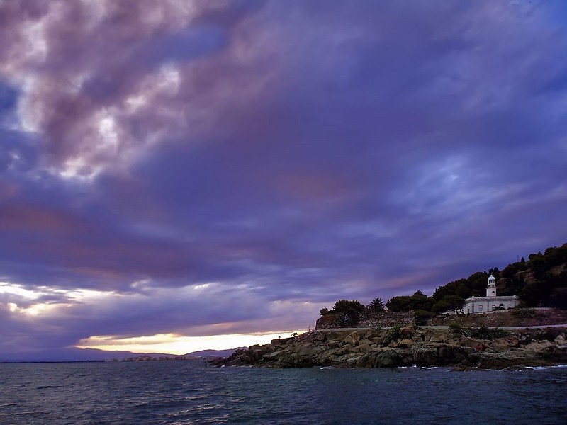 Roses lighthouse
Author of the photo: [url=https://www.flickr.com/photos/69793877@N07/]jburzuri[/url]

Keywords: Mediterranean sea;Spain;Catalonia;Girona;Sunset
