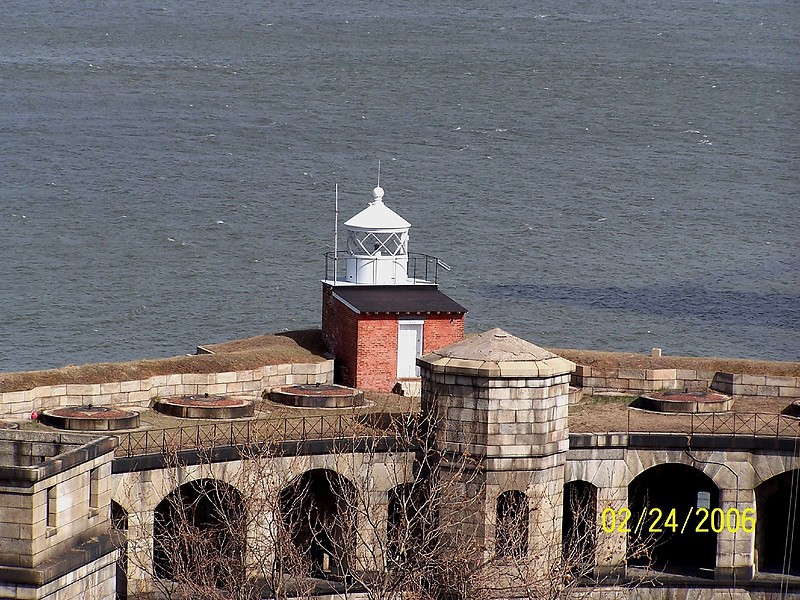 New York / Fort Wadsworth lighthouse
Author of the photo: [url=https://www.flickr.com/photos/bobindrums/]Robert English[/url]
Keywords: New York;United States;New York Bay