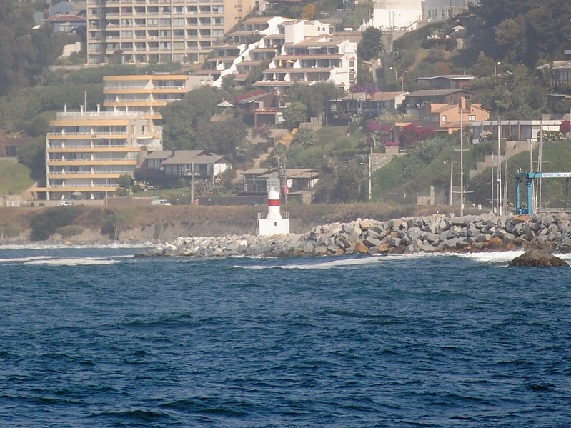 Valparaíso / Club de Yates Higuerilla light
Keywords: Chile;Valparaiso;Pacific ocean