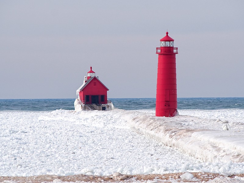 Michigan / Grand Haven / South Pierhead Outer St Lighthouse (back) & Inner Lighthouse (front)
Author of the photo: [url=https://www.flickr.com/photos/selectorjonathonphotography/]Selector Jonathon Photography[/url]
Keywords: Michigan;Lake Michigan;Grand Haven;United states;Winter