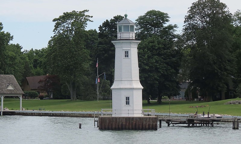 Michigan / Grosse Ile / North Channel Range Front lighthouse
Author of the photo: [url=https://www.flickr.com/photos/21475135@N05/]Karl Agre[/url]
Keywords: Detroit river;Detroit;Michigan;United States