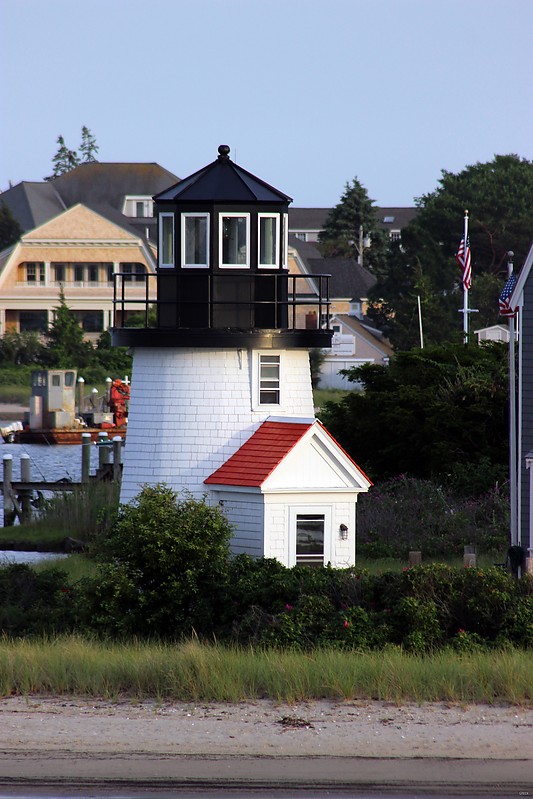 Massachusetts / Hyannis Harbor lighthouse
Author of the photo: [url=https://www.flickr.com/photos/31291809@N05/]Will[/url]
Keywords: Massachusetts;Cape Cod;Atlantic ocean;United States