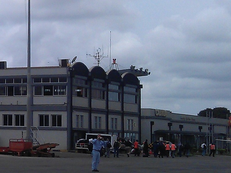 Cabinda airport light
Yellow contruction on the top of the roof
Keywords: Angola;Cabinda;Atlantic ocean
