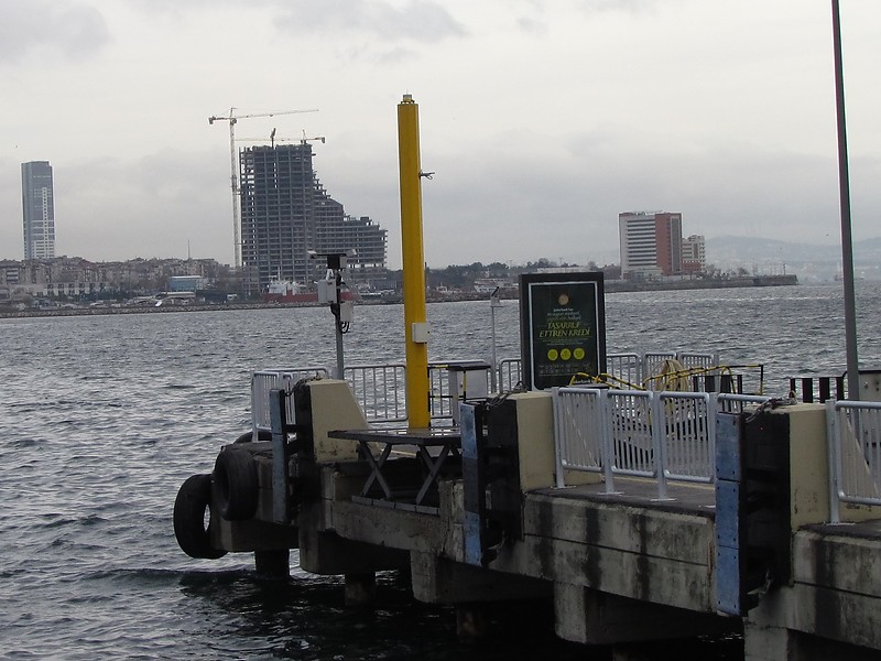 Istanbul / Bakirkoy ferry pier light
Keywords: Istanbul;Sea of Marmara;Turkey