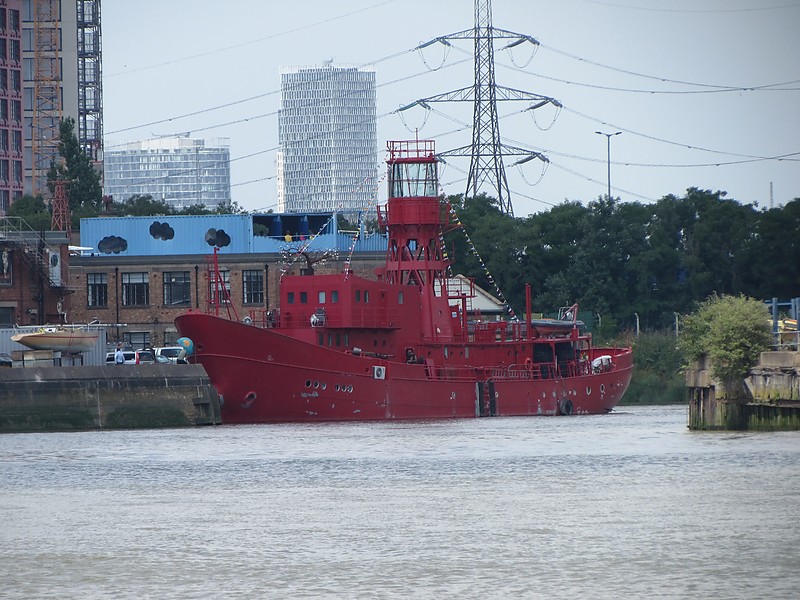 Trinity House Lightvessel 95 (LV 95)
Built in 1939.
Decommissioned in 2004.
Now a London music studio:
Lightship 95

Keywords: United Kingdom;Lightship;England;London