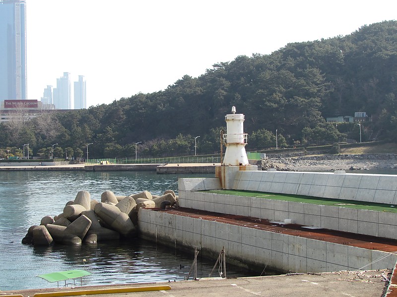 Busan / Dongbaek bay pier light
Keywords: Busan;South Korea;Korea Strait