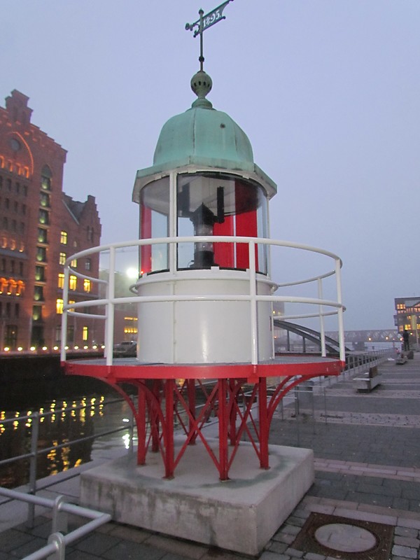 Hamburg / Holtenau S?d lighthouse lantern
Original lantern. Located near Hamburg Maritime Museum
Author of the photo [url=www.bmkaratzas.com]Basil M Karatzas[/url]
Keywords: Hamburg;Germany;Lantern