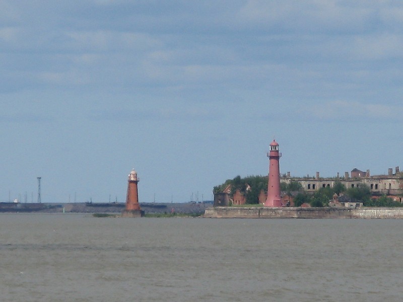 Saint-Petersburg / Kronshlot range lighthouses
Right - Fort Kronshlot (Kronshtadt Range Front)
Left - Fort Nikolai Range Front
Keywords: Saint-Petersburg;Gulf of Finland;Russia
