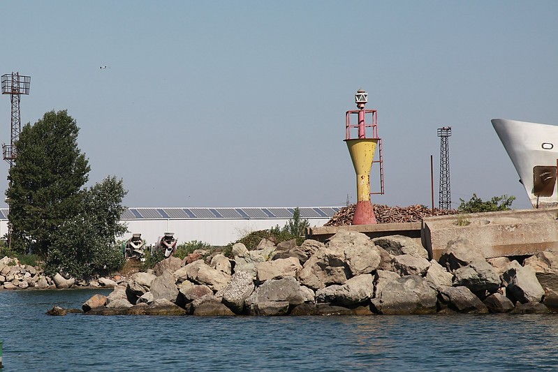 Burgas / Port Transstroy Breakwater light
Keywords: Burgas;Bulgaria;Black sea