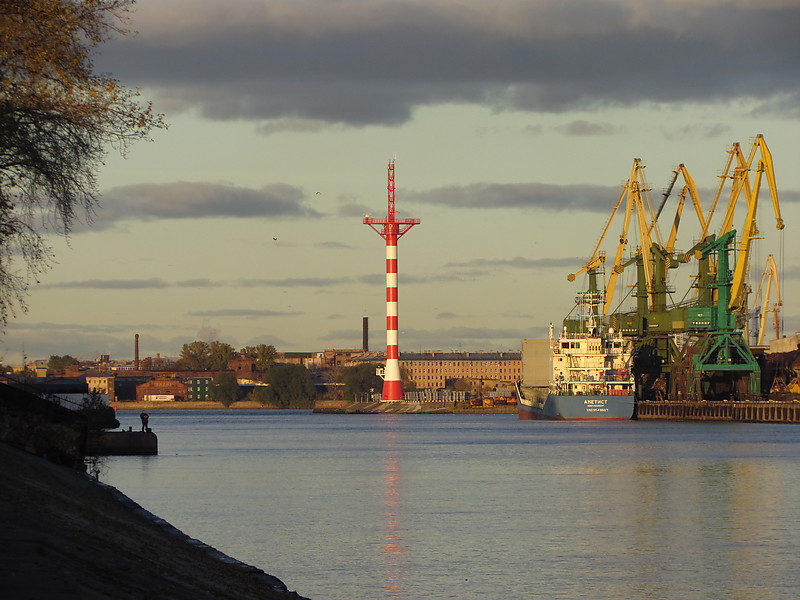 Saint-Petersburg / Korabel'nyy Kanal lighthouse
Also radar tower for Saint-Petersburg VTS
Keywords: Russia;Neva river;Gulf of Finland;Saint-Petersburg;Vessel Traffic Service