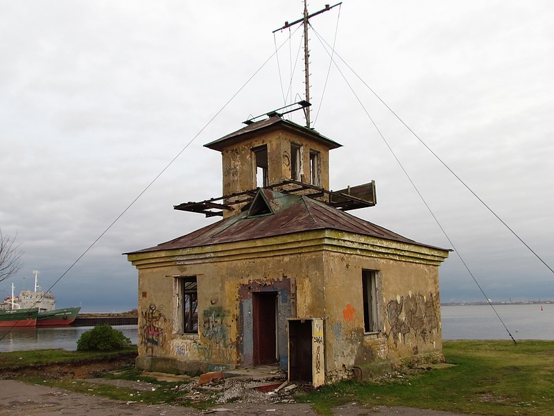 Ex Oranienbaum (Lomonosov East Pierhead) lighthouse
Old lighthouse and harbour master office. Disused and abandoned for a long time
Keywords: Russia;Gulf of Finland;Lomonosov