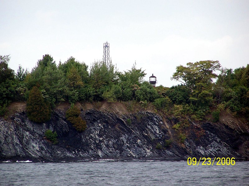 Vermont / Juniper Island new (sceletal tower) and old (lantern on right) lights
Author of the photo: [url=https://www.flickr.com/photos/bobindrums/]Robert English[/url]
Keywords: Vermont;Lake Champlain;United States