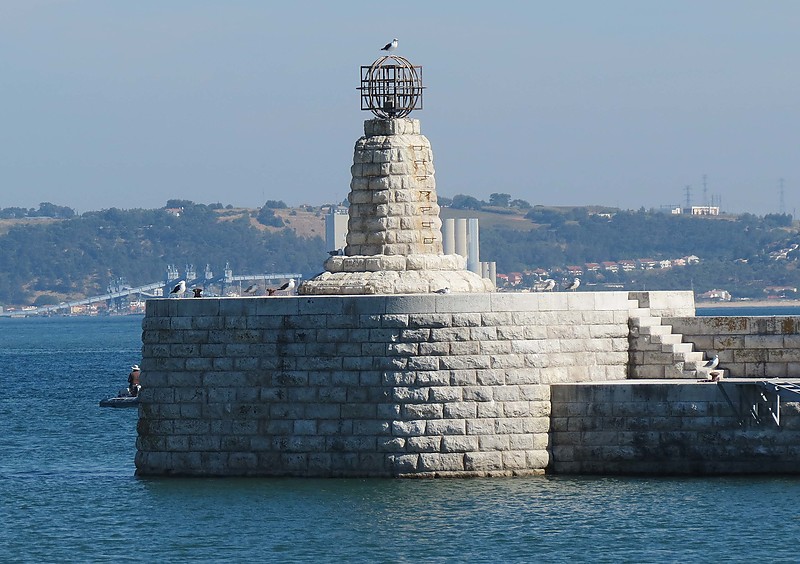 Portugal / Paço d'Arco Doca West Pier Head light
Author of the photo: [url=https://www.flickr.com/photos/21475135@N05/]Karl Agre[/url]
Keywords: Portugal;Lisbon;Rio Tejo