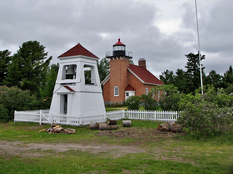 Michigan / Little Traverse lighthouse and fogbell
AKA Harbor Point
Author of the photo: [url=https://www.flickr.com/photos/bobindrums/]Robert English[/url]
Keywords: Harbor Springs;Lake Michigan;Michigan;United States;Siren