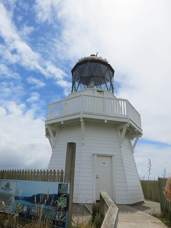 Manukau South Head lighthouse
Author of the photo: [url=https://www.flickr.com/photos/yiddo2009/]Patrick Healy[/url]
Keywords: New Zealand;Manukau Harbour;Auckland