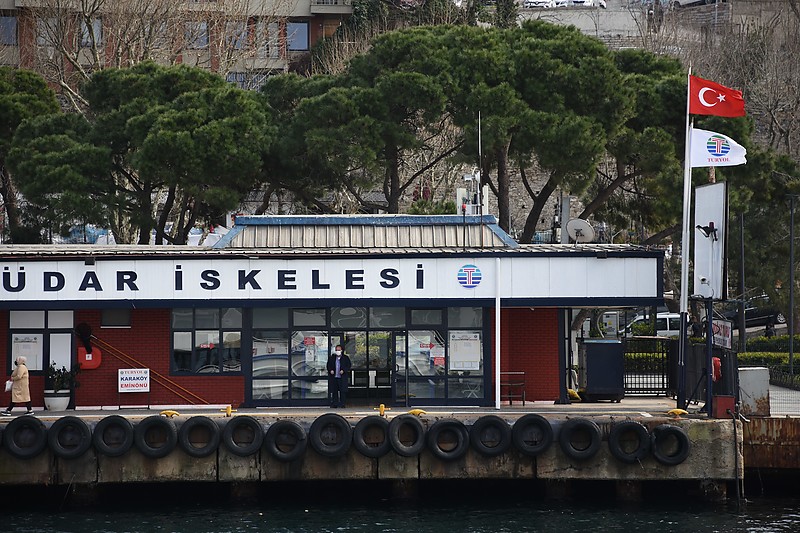Istanbul / Ferry Pier light
Keywords: Bosphorus;Turkey;Istanbul