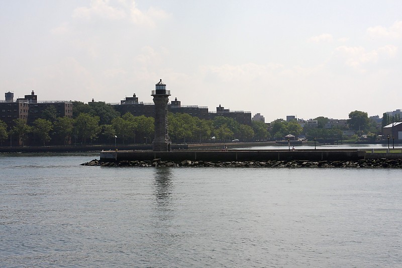 New York / Blackwell Island lighthouse
Keywords: New York;New York City;Manhattan river;United States