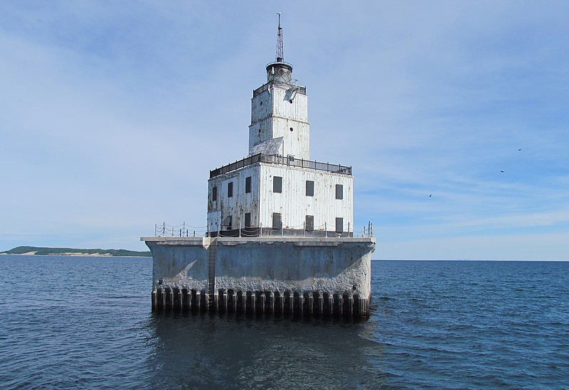 Michigan / North Manitou Shoal lighthouse
Author of the photo: [url=https://www.flickr.com/photos/21475135@N05/]Karl Agre[/url]

Keywords: Michigan;Lake Michigan;United States;Offshore