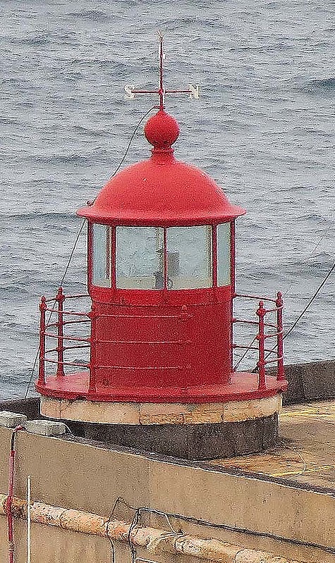 Farol da Nazare - lantern
Author of the photo: [url=https://www.flickr.com/photos/21475135@N05/]Karl Agre[/url]
Keywords: Nazare;Portugal;Atlantic ocean;Lantern