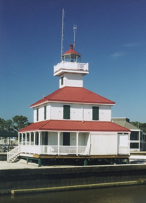 Louisiana / New Canal Lighthouse 
Destroyed by Katrina and Rita in 2005, collapsed. Reconstructed in 2012 picture from october 2003 - old light 1890 
Author of the photo: [url=https://www.flickr.com/photos/larrymyhre/]Larry Myhre[/url]

Keywords: Louisiana;United States;New Orleans