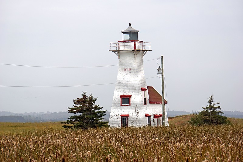 Prince Edward Island /  New London Lighthouse
Was rear range light - range discontinued in 2006, front light removed
Author of the photo: [url=https://www.flickr.com/photos/archer10/] Dennis Jarvis[/url]

Keywords: Prince Edward Island;Canada;Gulf of Saint Lawrence