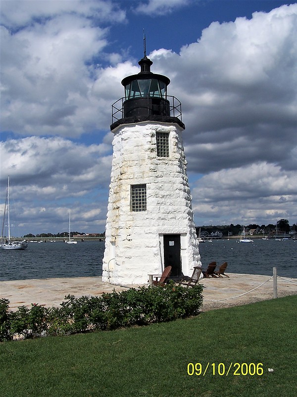 Rhode Island / Newport / Goat Island lighthouse
AKA Newport Harbor lighthouse
Author of the photo: [url=https://www.flickr.com/photos/bobindrums/]Robert English[/url]
Keywords: Newport;Rhode Island;United States