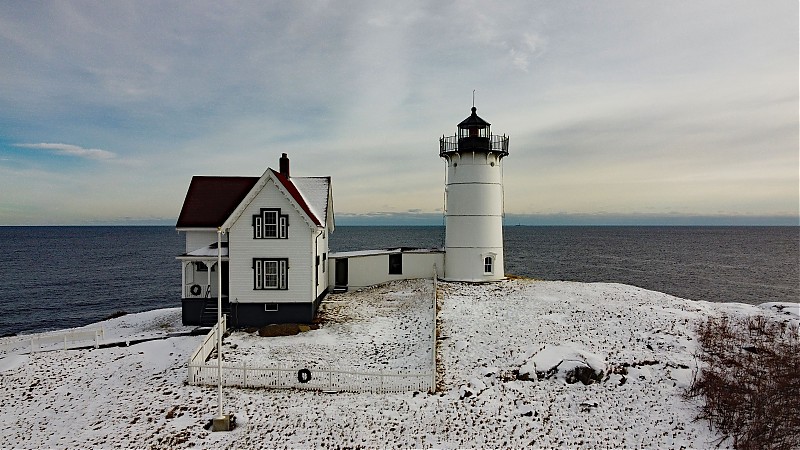 Maine / Cape Neddick (Nubble) Lighthouse
Author of the photo: [url=https://www.flickr.com/photos/31291809@N05/]Will[/url]
Keywords: Maine;United States;Atlantic ocean;Winter