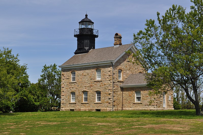 New York / Old Field Point lighthouse
Author of the photo: [url=https://www.flickr.com/photos/8752845@N04/]Mark[/url]
Keywords: New York;Long Island Sound;United States