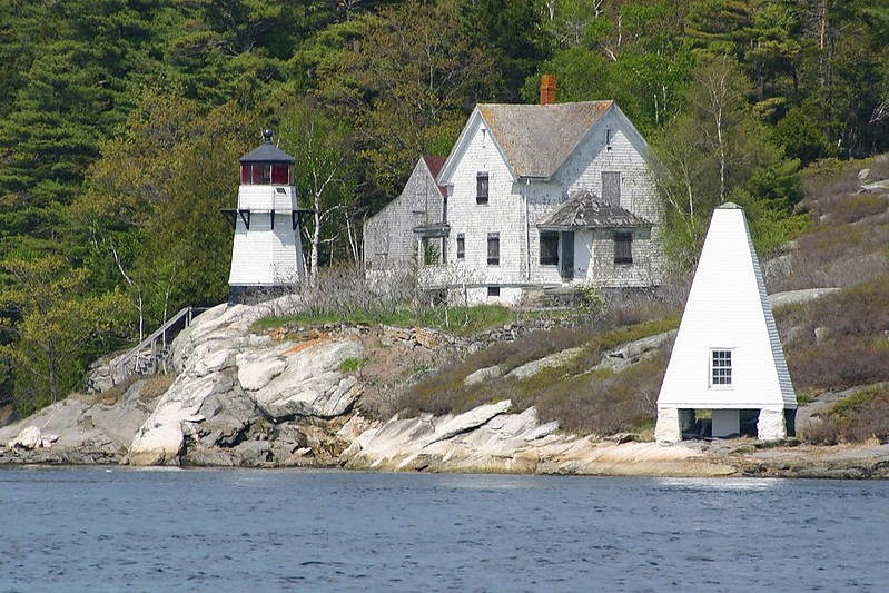 Maine / Perkins Island lighthouse and Fog Bell
Author of the photo: [url=https://jeremydentremont.smugmug.com/]nelights[/url]

Keywords: Maine;United States;Kennebec river