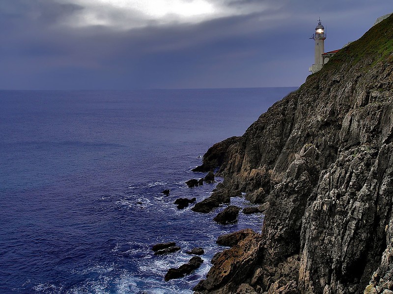 Cantabria / Punta del Pescador Lighthouse
Author of the photo: [url=https://www.flickr.com/photos/69793877@N07/]jburzuri[/url]
Keywords: Spain;Cantabria;Santander;Bay of Biscay;Sunset