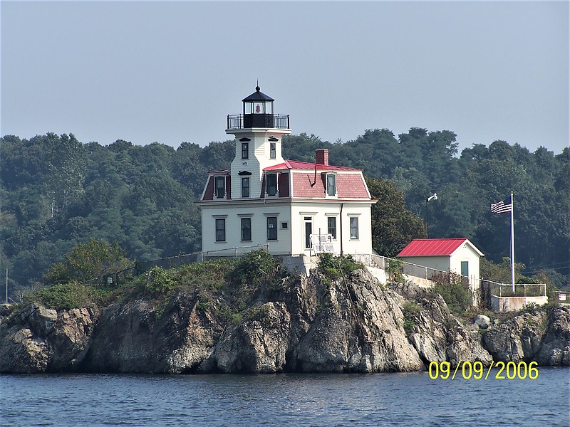 Rhode Island / East Providence / Pomham Rocks Lighthouse
Author of the photo: [url=https://www.flickr.com/photos/bobindrums/]Robert English[/url]
Keywords: Rhode Island;Providence;Providence river;United States