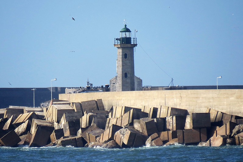 Costa Verde / Leixoes / South Breakwaterhead Lighthouse 
Author of the photo: [url=https://www.flickr.com/photos/larrymyhre/]Larry Myhre[/url]
Keywords: Leixoes;Portugal;Atlantic ocean