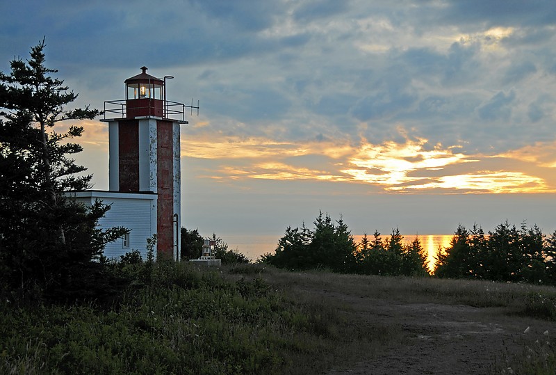 Nova Scotia / Prim Point Lighthouse at sunset
Author of the photo: [url=https://www.flickr.com/photos/archer10/]Dennis Jarvis[/url]
Keywords: Nova Scotia;Canada;Bay of Fundy;Sunset