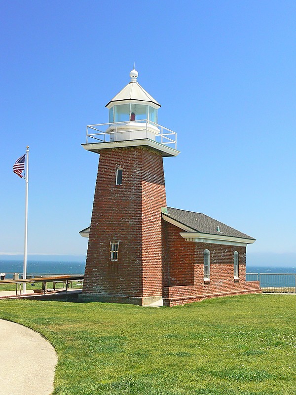 California / Santa Cruz lighthouse 
AKA: Mark Abbott Memorial
Author of the photo: [url=https://www.flickr.com/photos/8752845@N04/]Mark[/url]
Keywords: California;Santa Cruz;United States;Pacific ocean