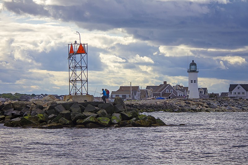 Massachusetts / Scituate lighthouse
In Front: Scituate N Jetty Light 2A, elev 7m, Fl 4s, red, Range 4 nm, fl. 0.4s, ec. 3.6s, High intensity. Higher intensity beam eastward. Daymark-triangle(point up). 
Author of the photo: [url=https://www.flickr.com/photos/9742303@N02/albums]Kaye Duncan[/url]

Keywords: Massachusetts;Scituate;United States;Atlantic ocean