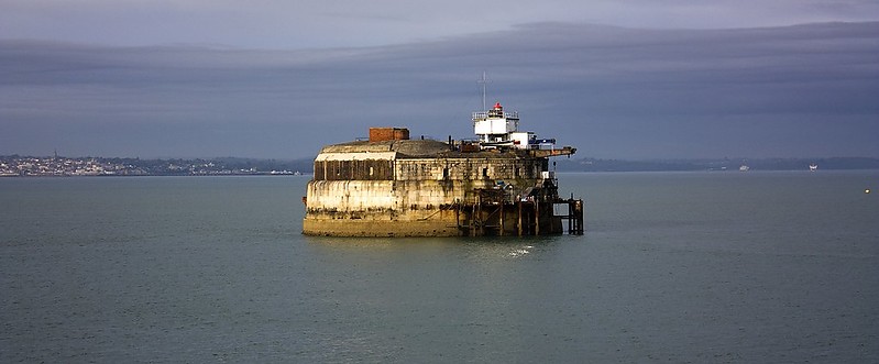 Hampshire / Solent / Portmouth / Spitbank Fort Light
Author of the photo: [url=https://www.flickr.com/photos/34919326@N00/]Fin Wright[/url]
Keywords: Hampshire;Portsmouth;England;United Kingdom;English channel