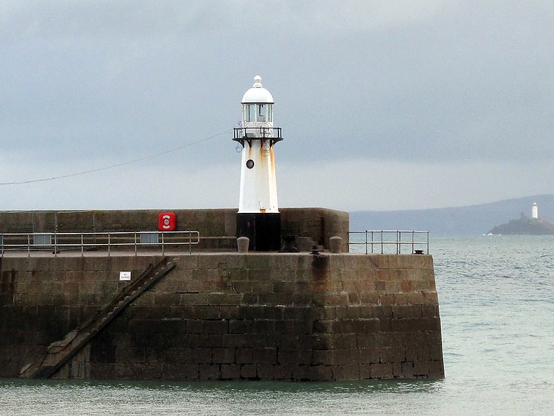 Saint Ives / Breakwater lighthouse
Author of the photo: [url=https://www.flickr.com/photos/34919326@N00/]Fin Wright[/url]
Keywords: United Kingdom;Saint Ives;Celtic Sea;England;Cornwall