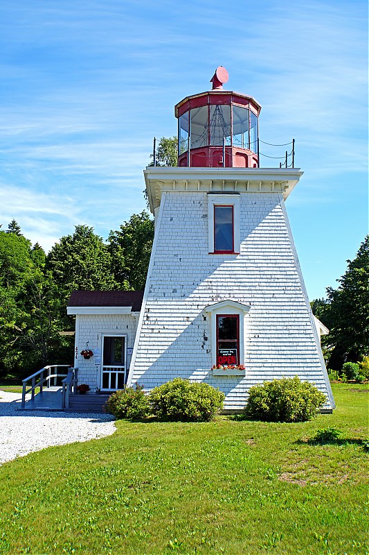 New Brunswick / Quaco Head (2) lighthouse
AKA Saint Martins 
Lantern from original lighthouse installed at new building
Author of the photo: [url=https://www.flickr.com/photos/archer10/]Dennis Jarvis[/url]
Keywords: New Brunswick;Canada;Bay of Fundy