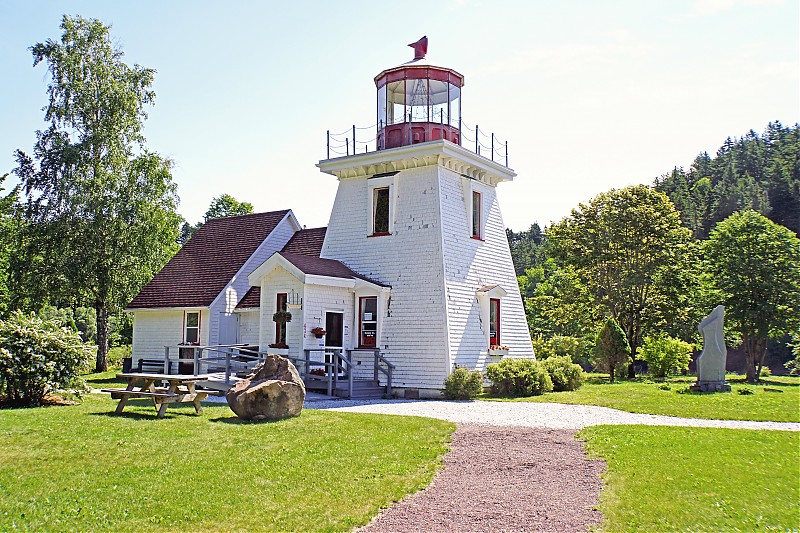 New Brunswick / Quaco Head (2) lighthouse
AKA Saint Martins 
Lantern from original lighthouse installed at new building
Author of the photo: [url=https://www.flickr.com/photos/archer10/]Dennis Jarvis[/url]
Keywords: New Brunswick;Canada;Bay of Fundy