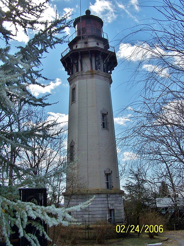 New York / New York City / Staten Island Range Rear lighthouse
Author of the photo: [url=https://www.flickr.com/photos/bobindrums/]Robert English[/url]
Keywords: New York;United States;Lower bay