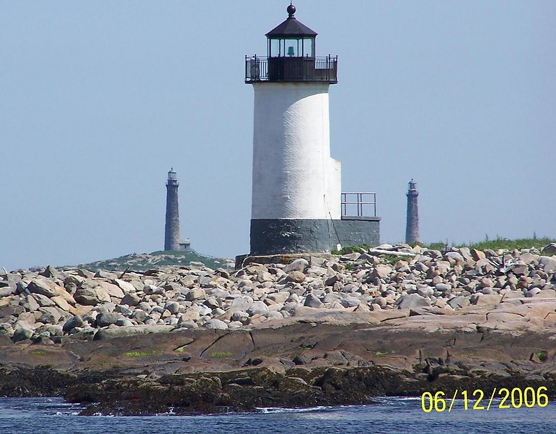 Massachusetts / Straitsmouth Island lighthouse
Thacher Island lighthouses on a background - see J0277 and J0276
Author of the photo: [url=https://www.flickr.com/photos/bobindrums/]Robert English[/url]

Keywords: Massachusetts;Boston;United States;Atlantic ocean