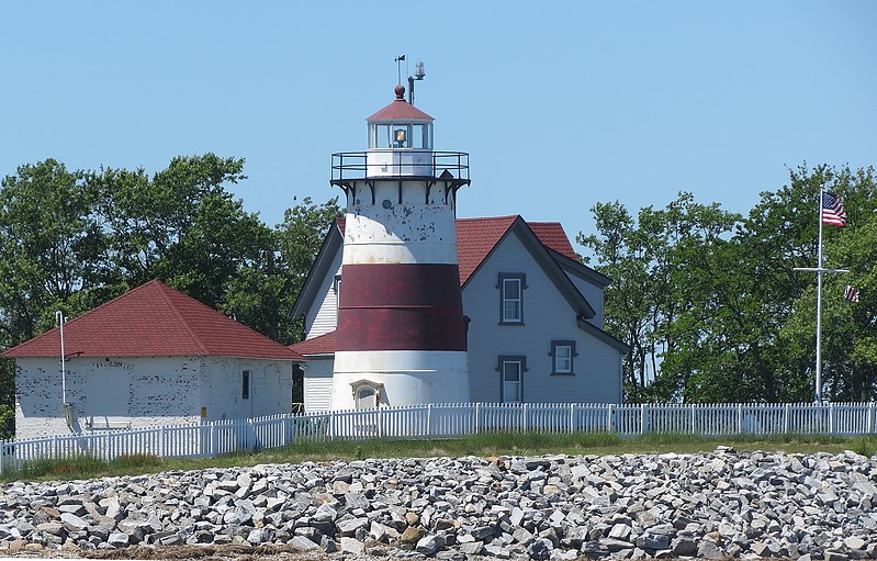 Connecticut / Stratford Point lighthouse
Author of the photo: [url=https://www.flickr.com/photos/21475135@N05/]Karl Agre[/url]

Keywords: Connecticut;United States;Atlantic ocean